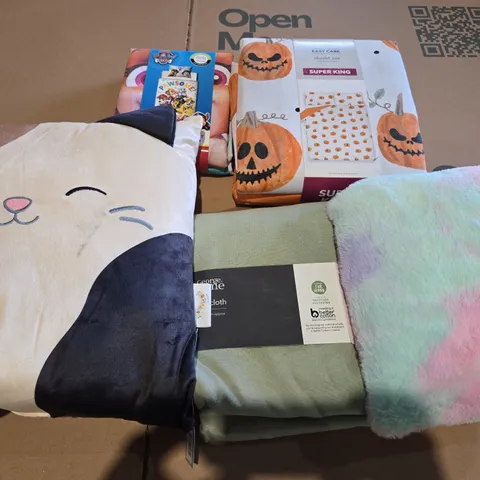 BOX OF APPROXIMATELY 8 ASSORTED BEDDING & SOFT FABRICS ITEMS TO INCLUDE - SQUISMALLOWS PILLOW , DUVET SET FOR COT , DUVET SET SUPER KING PUMPKIN ETC