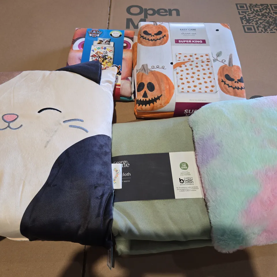 BOX OF APPROXIMATELY 8 ASSORTED BEDDING & SOFT FABRICS ITEMS TO INCLUDE - SQUISMALLOWS PILLOW , DUVET SET FOR COT , DUVET SET SUPER KING PUMPKIN ETC