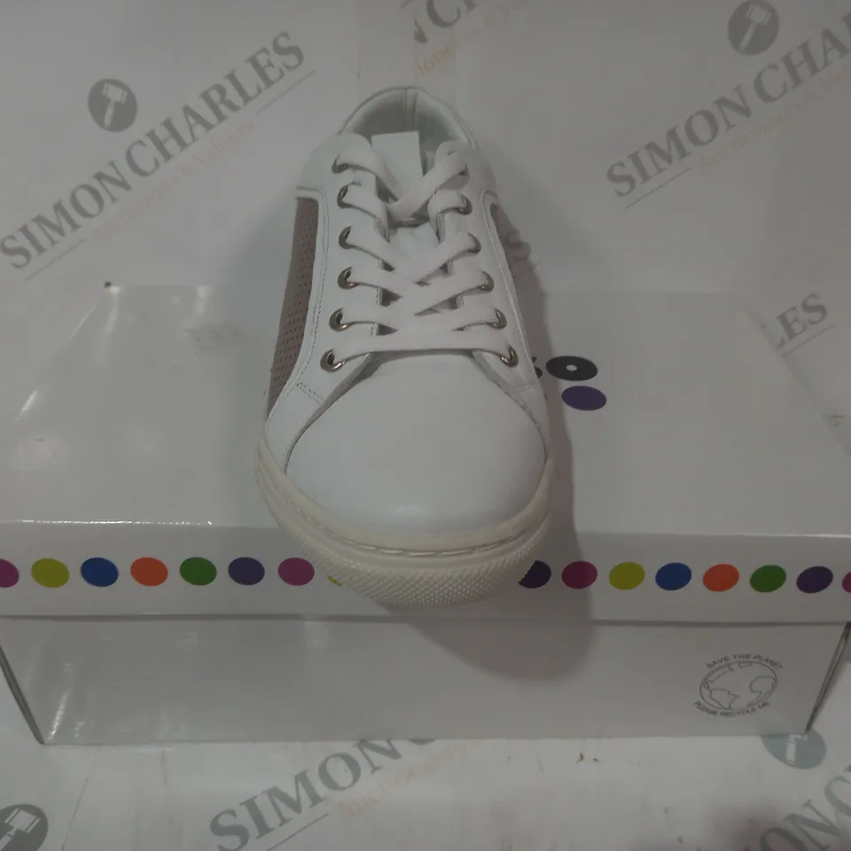 BOXED PAIR OF ADESSO SHOES IN WHITE SIZE 6