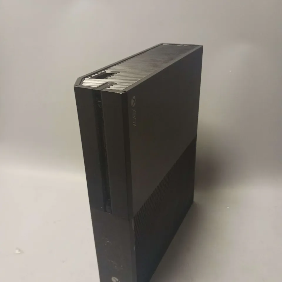 XBOX ONE GAME CONSOLE WITH 2 CONTROLLERS AND POWER LEADS