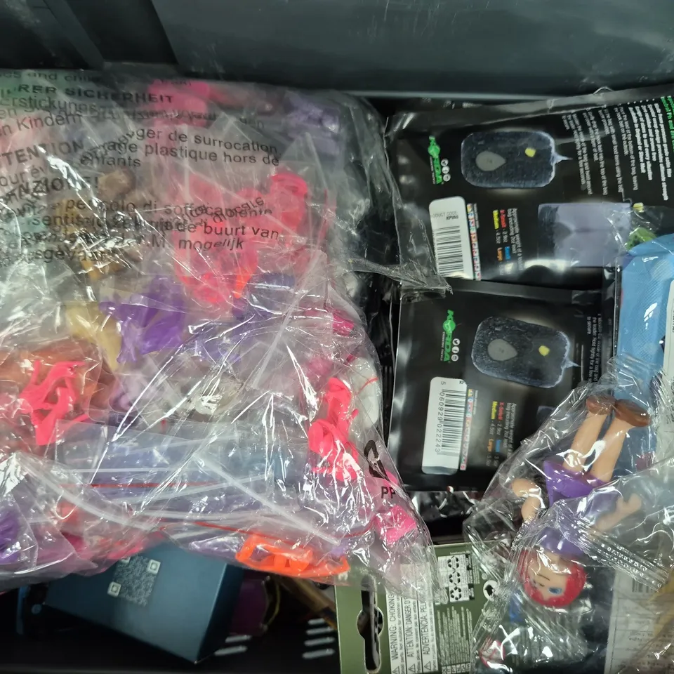 APPROXIMATELY 10 ASSORTED TOYS AND GAMES TO INCLUDE PLAYING CARDS, STAR WARS KEYCHAIN, ETC