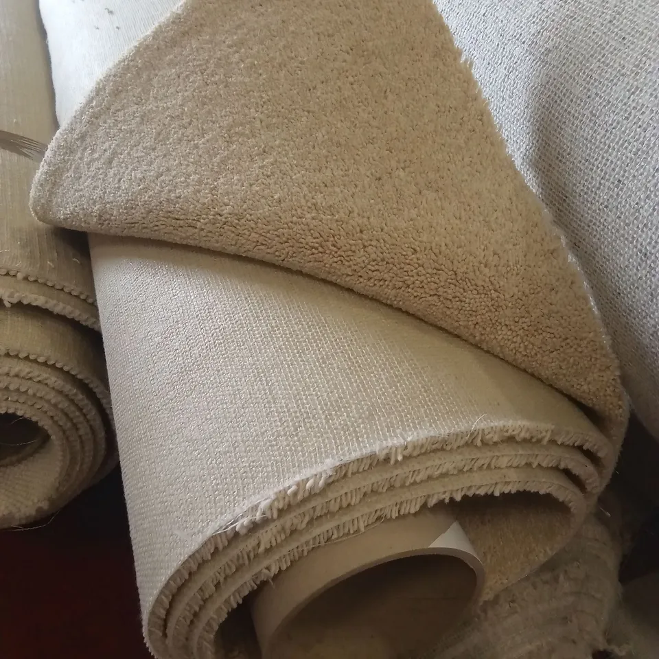 ROLL OF QUALITY CRESTA CARPET // APPROX SIZE: 2.49 x 5m