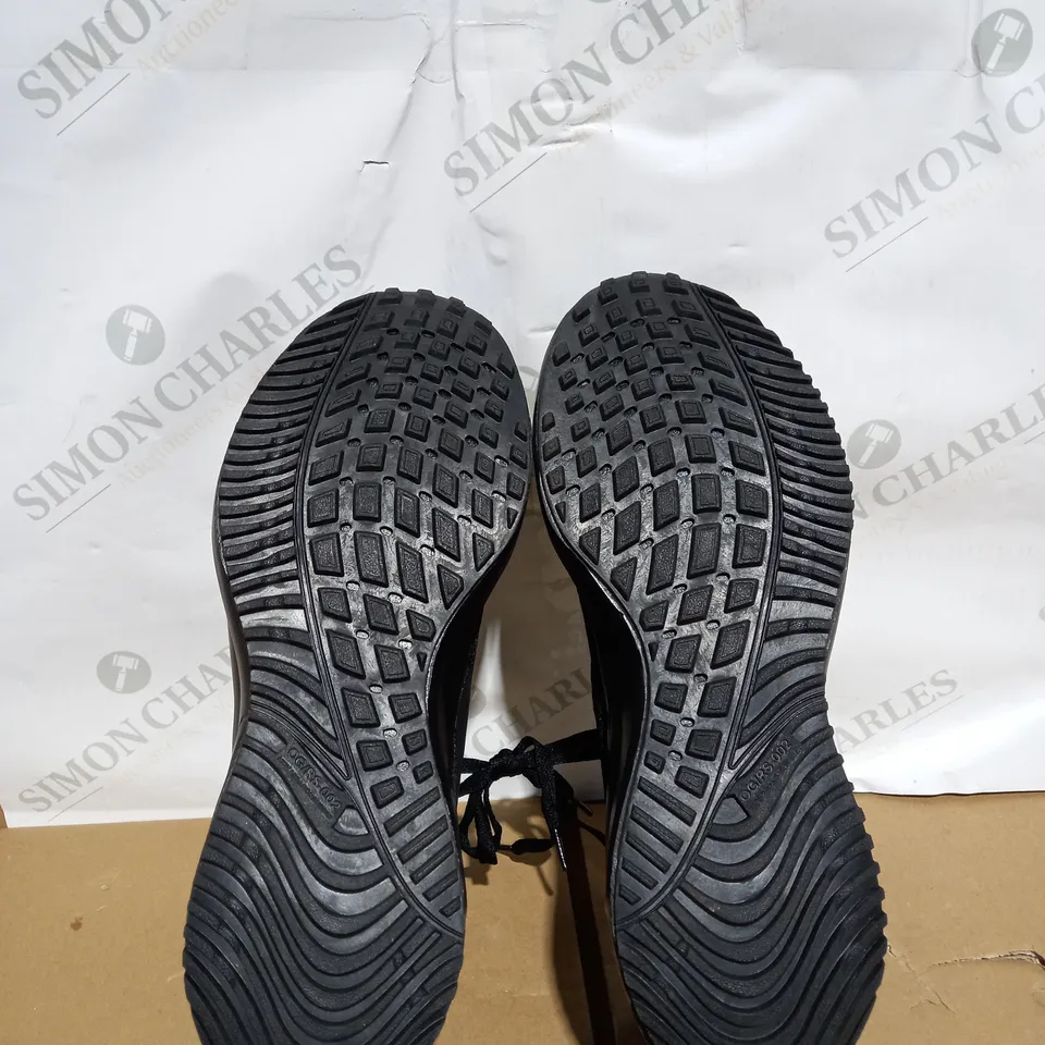 BOXED PAIR OF MENS NIKE TRAINERS IN BLACK SIZE 44