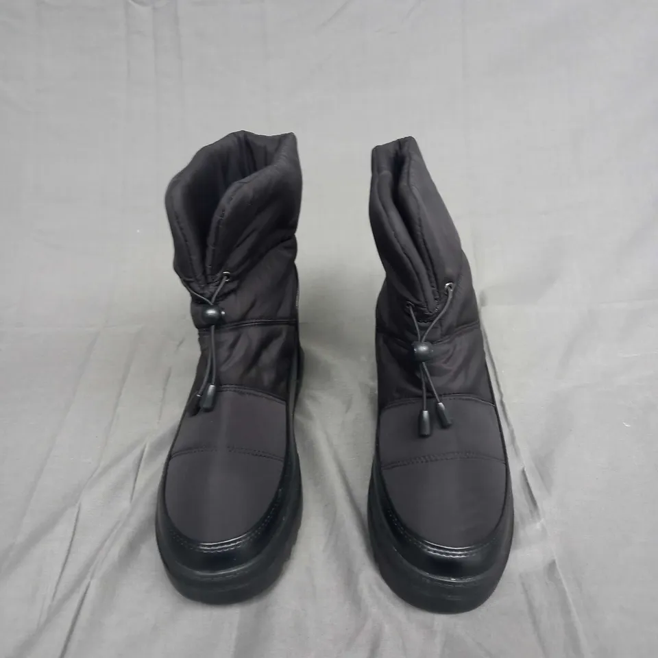 UNBOXED PAIR OF APRES SKI BLACK BOOTS SIZE 40