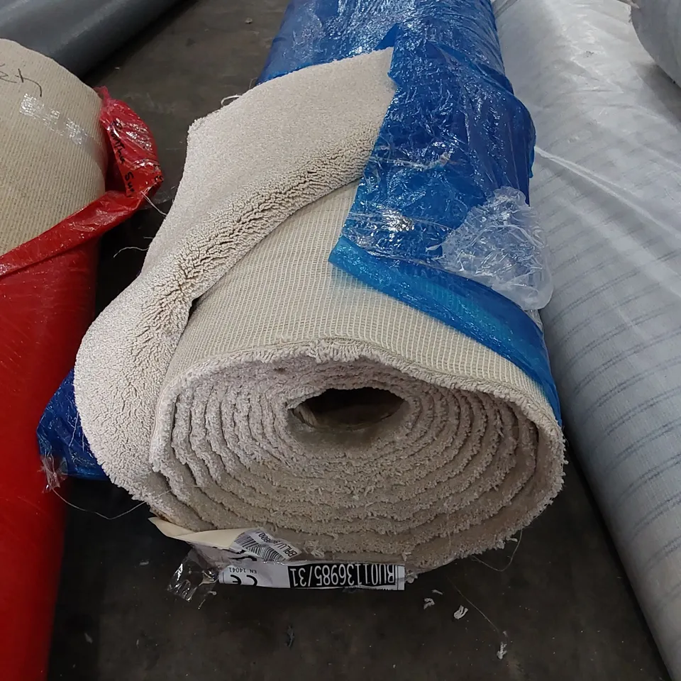 ROLL OF QUALITY CLASSIC CHARM CARPET // SIZE: APPROXIMATELY 7.7 X 5m