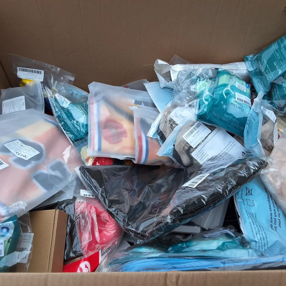 PALLET CONTAINING 6 LARGE BOXES OF ASSORTED HOUSEHOLD ITEMS TO INCLUDE PEANUTS SLIDERS, MCFC BOOT BAGS AND PARTY BALLOONS 