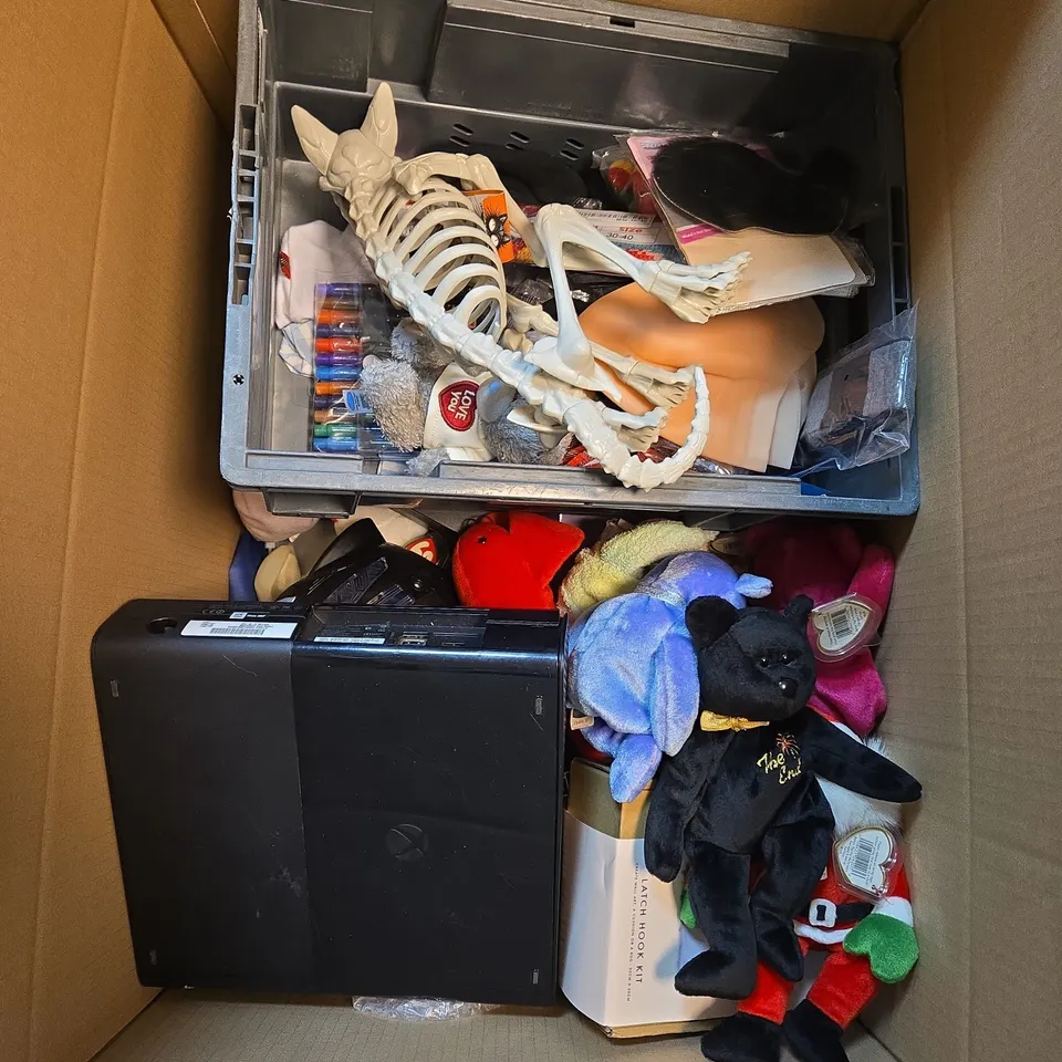 LARGE QUANTITY OF ASSORTED TOYS AND GAMES TO INCLUDE - TEDDIES, HALLOWEEN DECORTIONS AND ASSORTED PENS