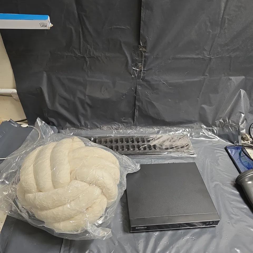 APPROXIMATELY 30 ITEMS INCLUDING SANSCO BLU-RAY/DVD PLAYER – BLACK, WITH ASSORTED ACCESSORIES.