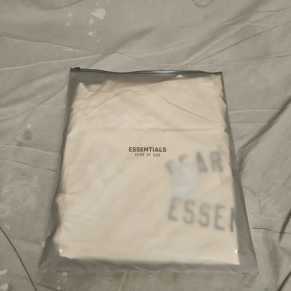 FEAR OF GOD ESSENTIALS FRONT LOGO TEE – WHITE – SMALL