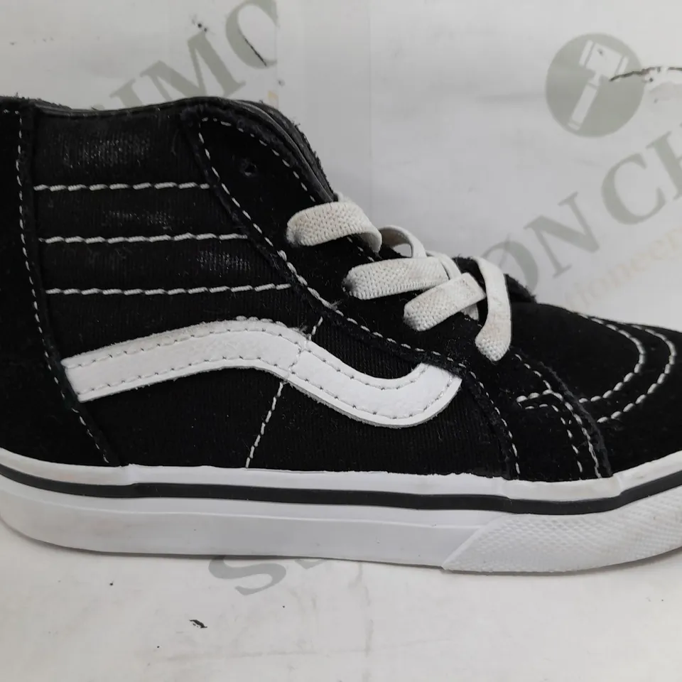 PAIR OF VANS SLIP ON KIDS SHOES IN BLACK/WHITE - UK 7