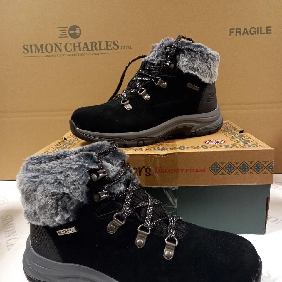 SKETCHERS FAUX CUFF BOOTS SIZE 5.5