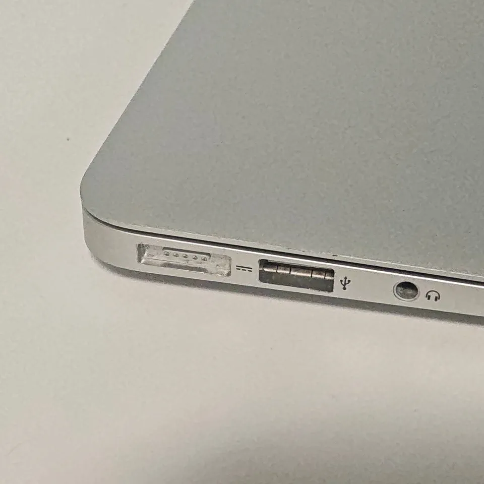 UNBOXED APPLE MACBOOK AIR I-7 8GB/256GB IN SILVER - A1466