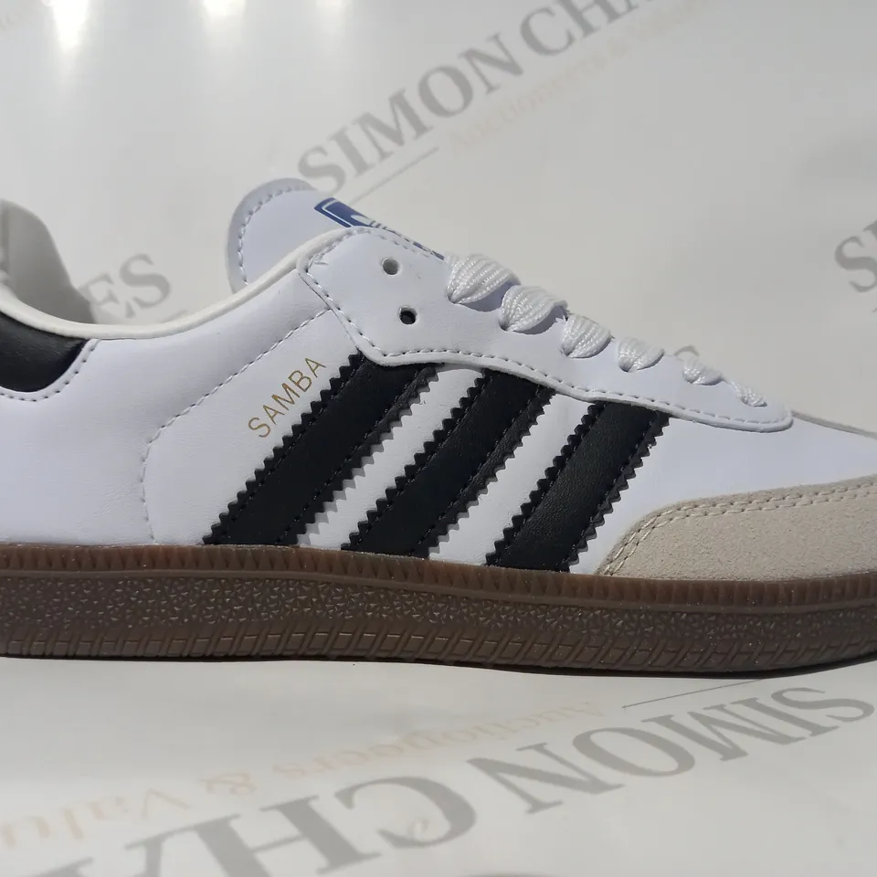 PAIR OF ADIDAS SAMBA SHOES IN WHITE/BLACK UK SIZE 4.5