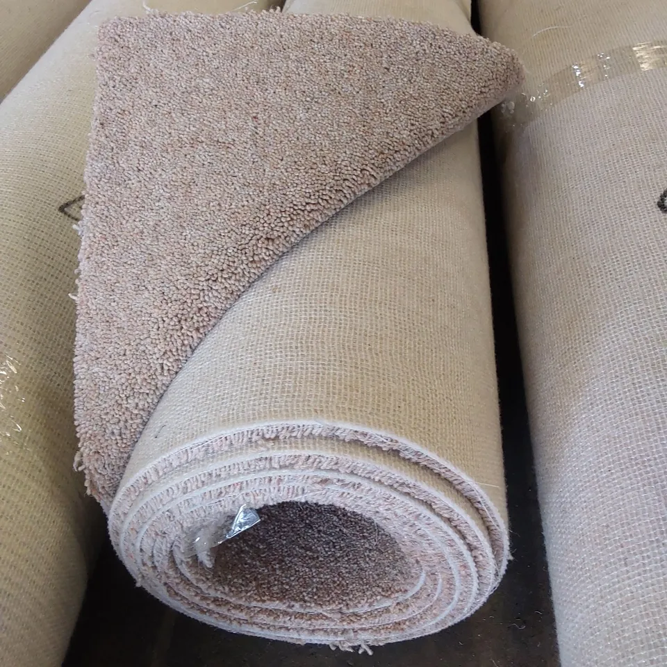 ROLL OF QUALITY DIM HEARHERS CARPET // SIZE APPROX: 4m X 3.34m