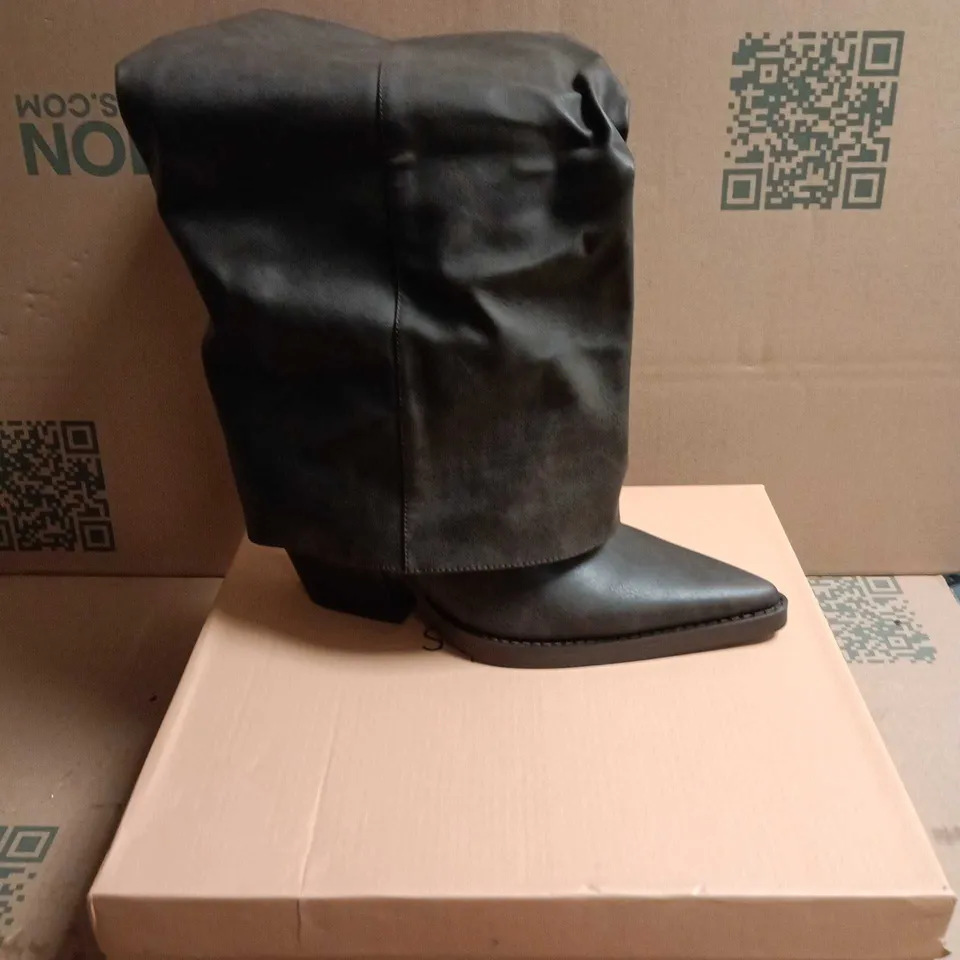 BOXED PAIR OF SIMMI LONDON KIARRA BLACK PU KNEE-HIGH BOOTS – UK 7 