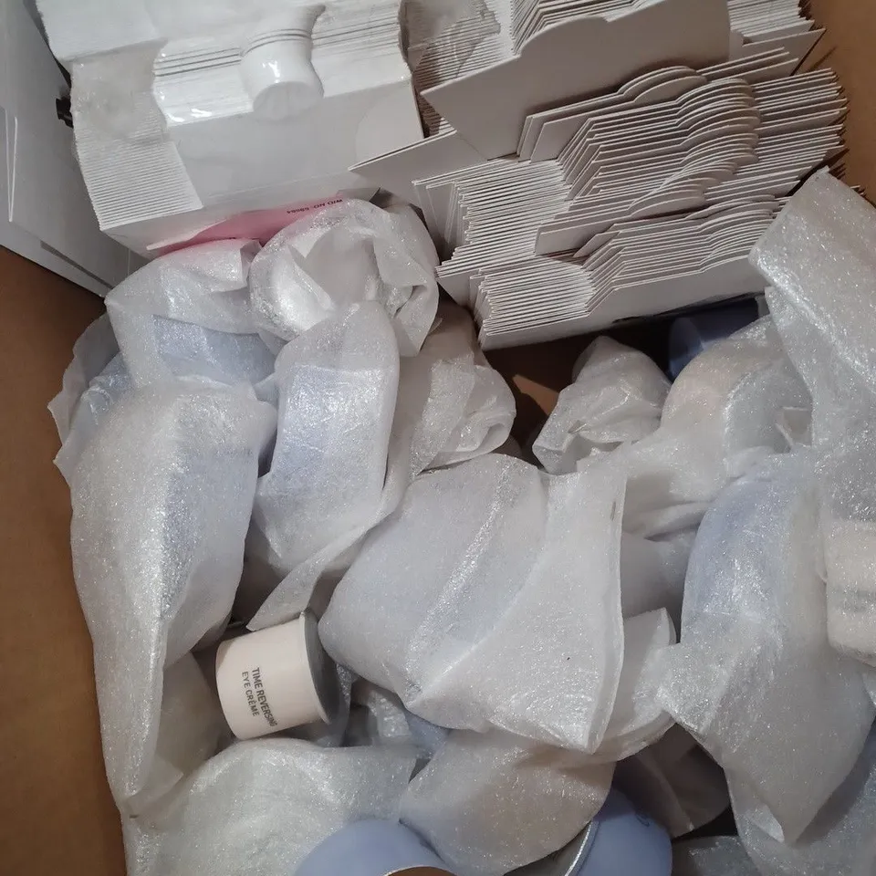 LOT OF APPROX 20 ASSORTED BEAUTY PRODUCTS TO INCLUDE M. MICALLEF CRYSTAL HAND PAINTED SWAROVSKI STONE EMPTY BOTTLES, BURBERRY FOUNDATION POUCHES, MY BLEND EARLY AGE ALERT CREAM, ETC