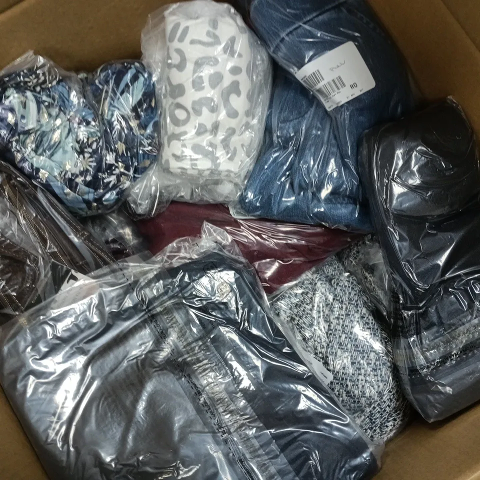 APPROXIMATELY 30 ASSORTED CLOTHING ITEMS IN VARIOUS SIZES, COLOURS & STYLES TO INCLUDE BRANDS SUCH AS ASHWOOD LEATHER, HELENE BERMAN, KIM & CO, ETC - COLLECTION ONLY