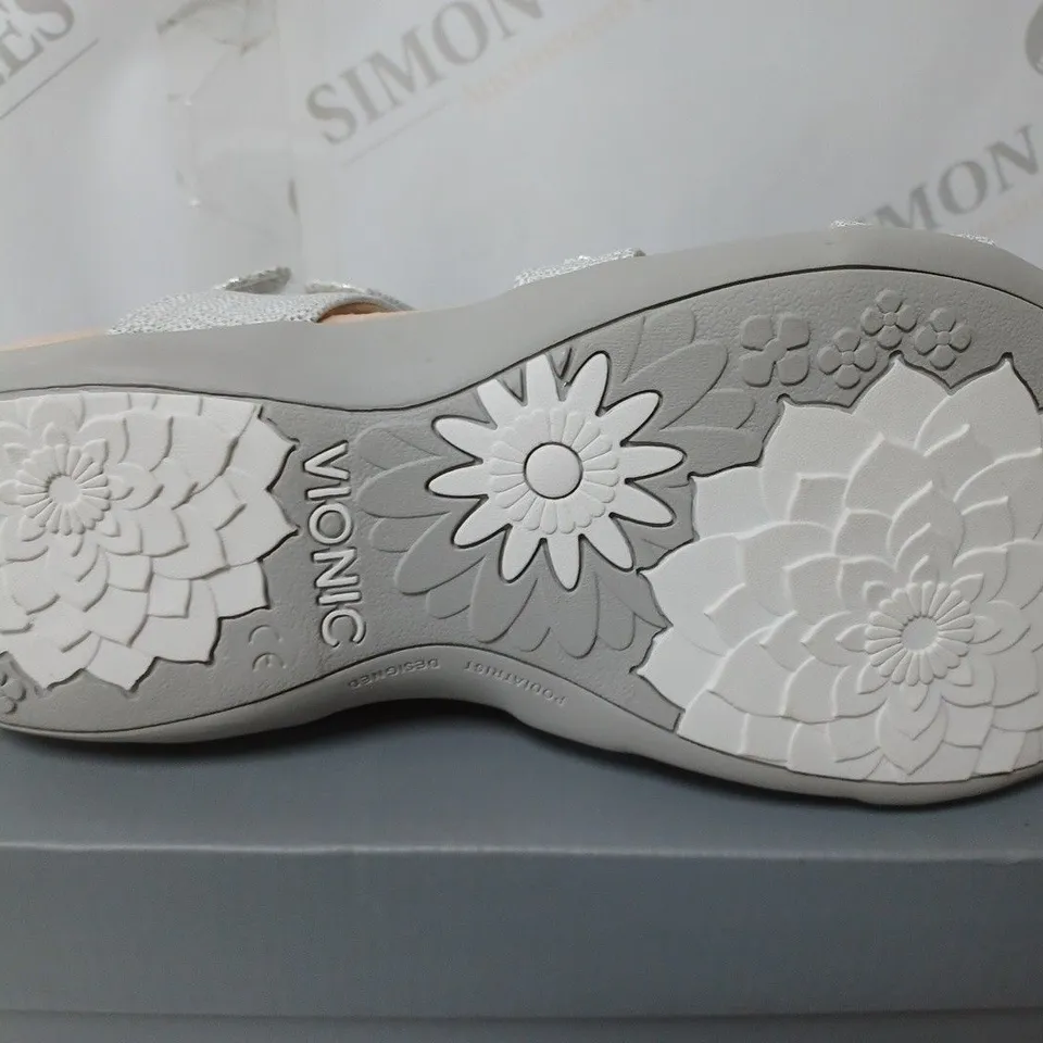 VIONIC AMBER SANDAL 2 IN SILVER - SIZE 6