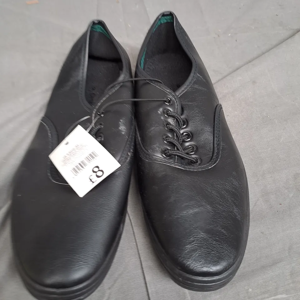 BOX OF APPROXIMATLY 10 BLACK FLAT SHOES IN VARIOUS SIZE