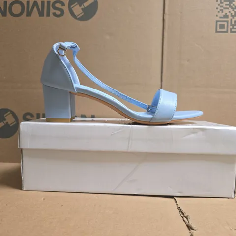 BOXED PAIR OF UNBRANDED OPEN TOE BLOCK HEEL SANDALS IN LIGHT BLUE SIZE EU 39