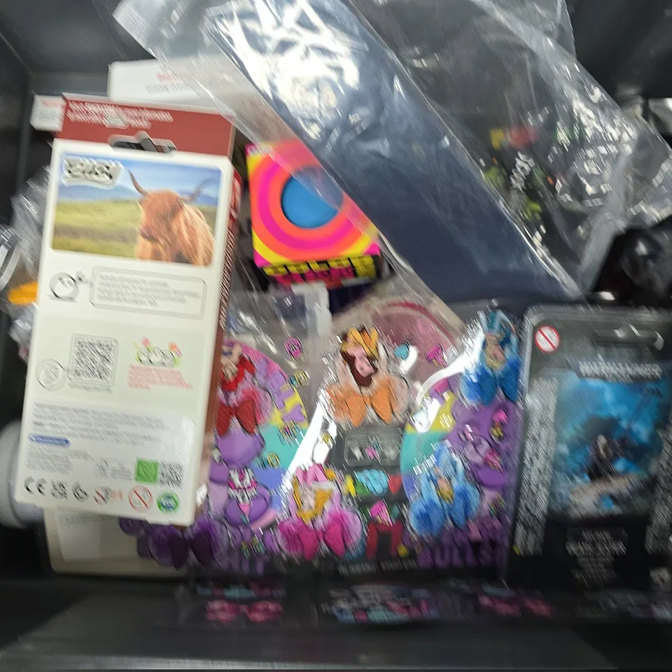 APPROXIMATELY 15 ASSORTED TOYS & GAMES PRODUCTS TO INCLUDE UNO CARD GAME, EUGY 106 HIGHLAND COW, XBOX ONE CONTROLLER, ETC