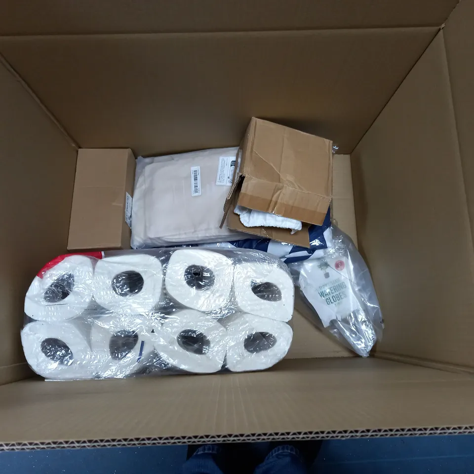 BOXED LOT OF APPROX. 15 HOUSEHOLD ITEMS TO INCLUDE LAUNDRY CARE, PERSONAL CARE AND BEDDING