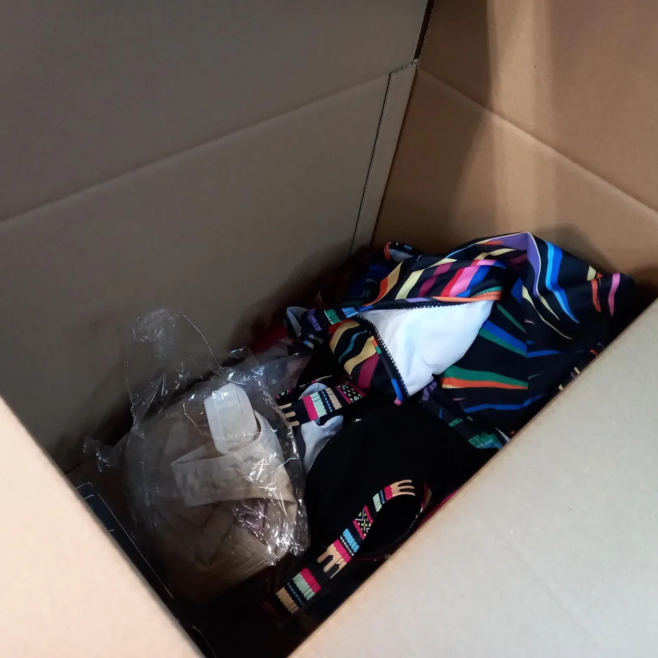 LOT OF APPROX. 10 ASSORTED CLOTHING ACCESSORIES  IN VARYING SIZES/COLOURS/STYLES TO INCLUDE: BOXERS, SOCKS