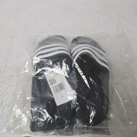ADIDAS ADILETTE SHOWER SANDALS – KIDS, BLACK, UK 1 (EU 33)