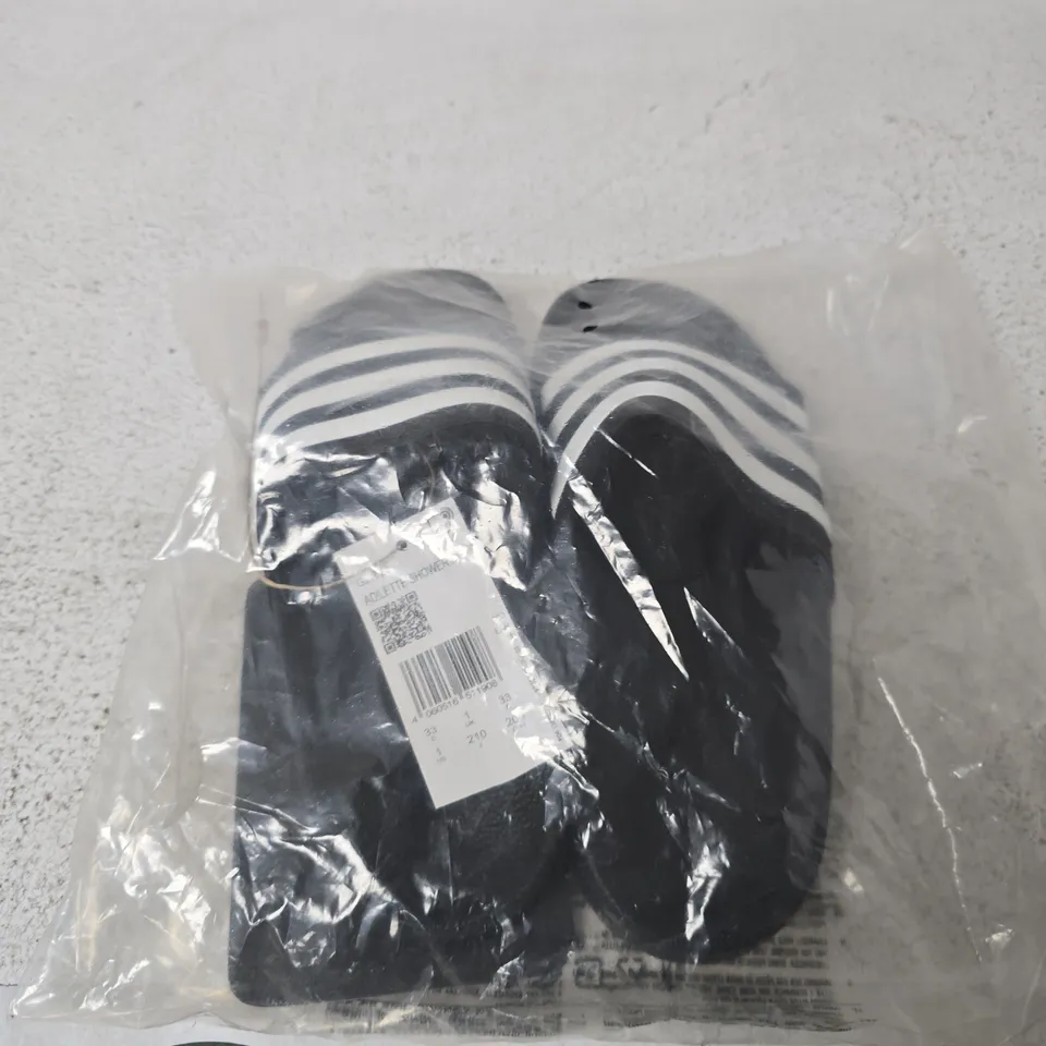 ADIDAS ADILETTE SHOWER SANDALS – KIDS, BLACK, UK 1 (EU 33)