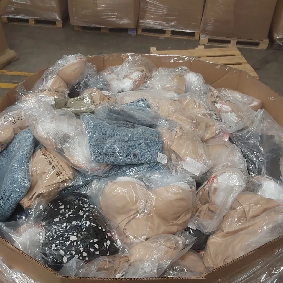 PALLET CONTAINING APPROXIMATELY 600x BRAND NEW ASSORTED DESIGNER CLOTHING ITEMS