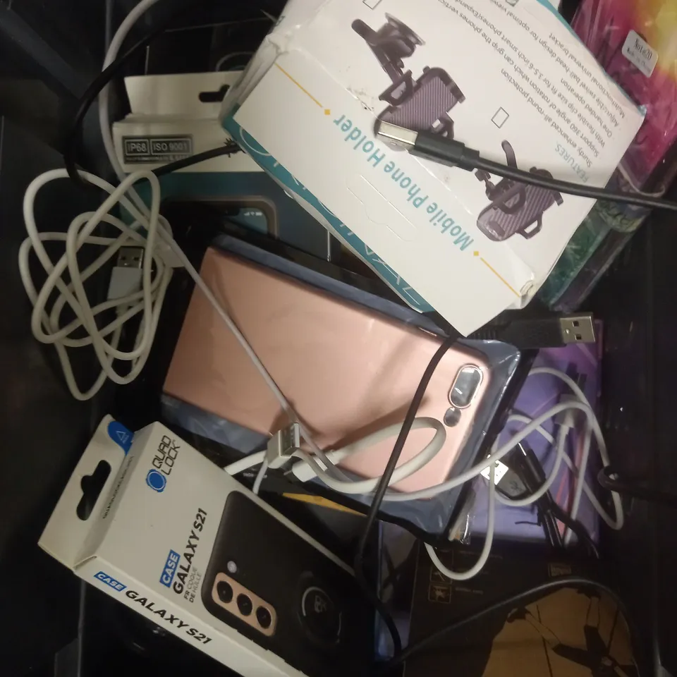 APPROXIMATELY 15 ASSORTED SMARTPHONE ACCESSORIES TO INCLUDE CHARGING CABLES, CASES, SCREEN PROTECTORS ETC 