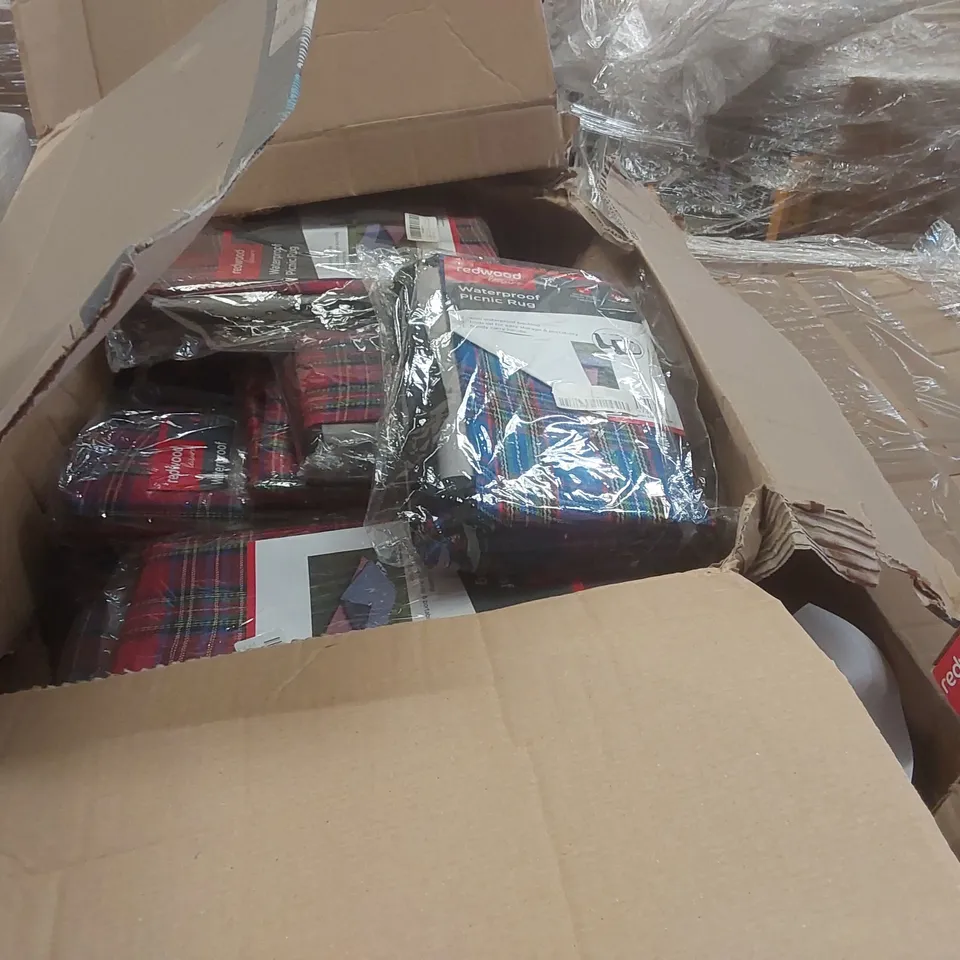 PALLET TO CONTAINING A VERY LARGE QUANTITY OF ASSORTED ITEMS INCLUDING: WARDROBE DEHUMIDIFIER, WINDOW BIRD FEEDERS, WATERPROOF PICNIC RUGS ECT