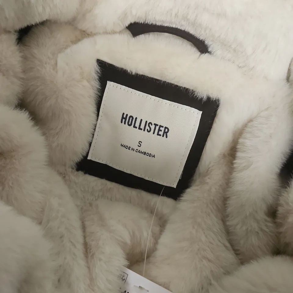 HOLLISTER PUFFER COAT WITH FUR-LINED HOOD – SIZE S