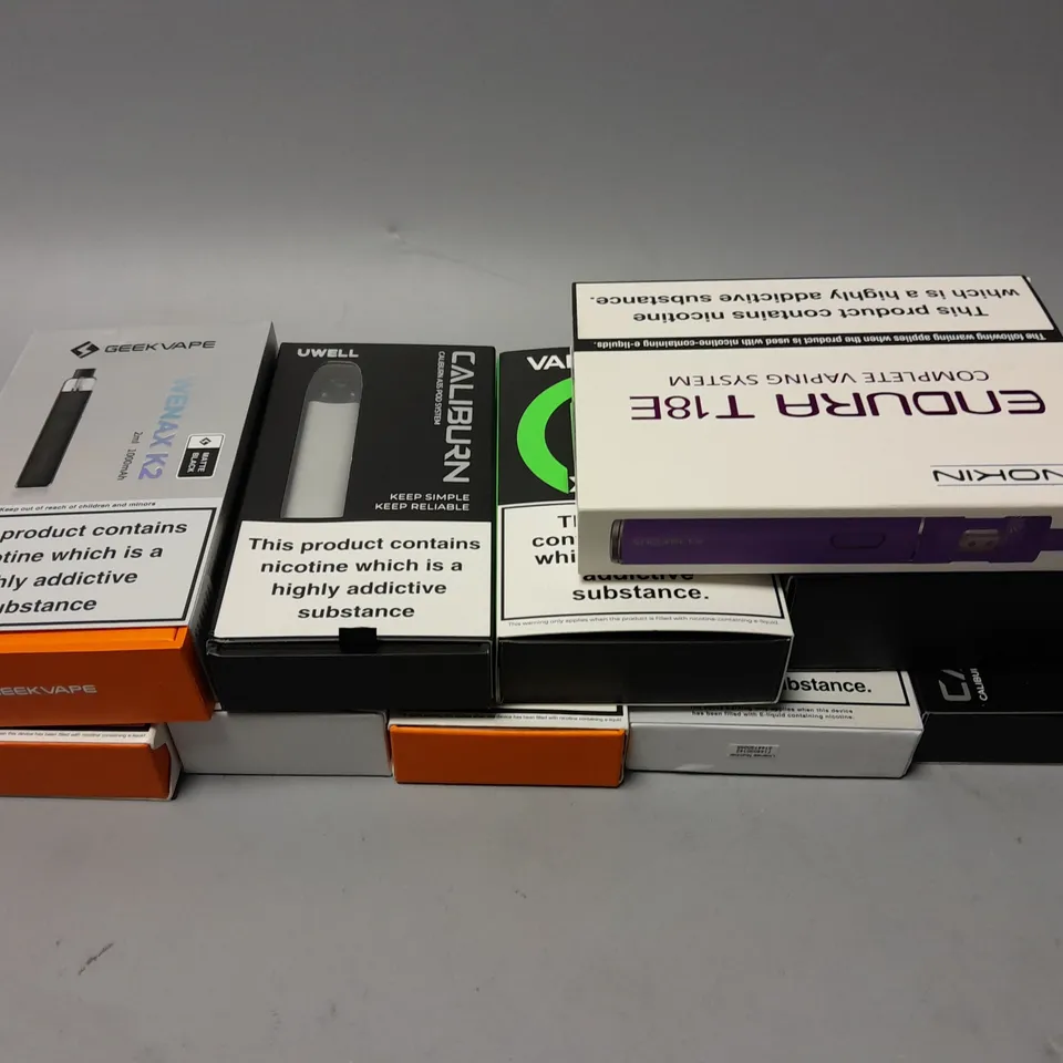 APPROXIMATELY 10 ASSORTED E-CIGS & VAPES TO INCLUDE INNOKIN ENDURA T18E COMPLETE VAPING SYSTEM, VAPORESSO XROS3, UWELL CALIBURN A3, ETC