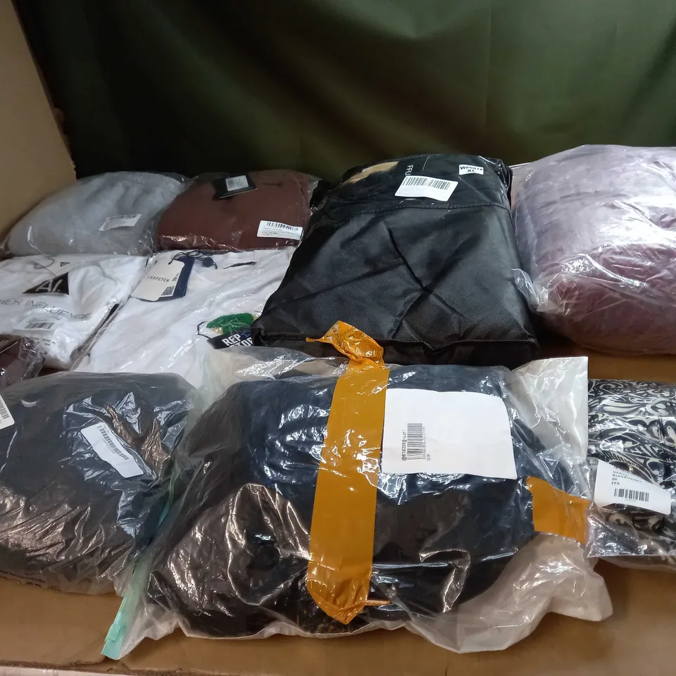 LOT OF APPROX 20 ASSORTED CLOTHING ITEMS VARYING IN SIZE/COLOUR/STYLE TO INCLUDE: TROUSERS, SKIRTS, TOPS