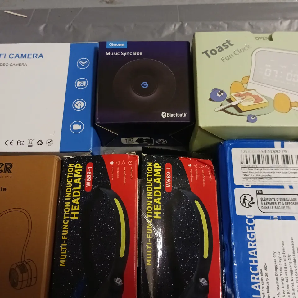 LOT OF 15 ASSORTED TECH ITEMS TO INCLUDE SQUARE DECKING LIGHT, LED VIDEO LIGHT AND WIFI CAMERA