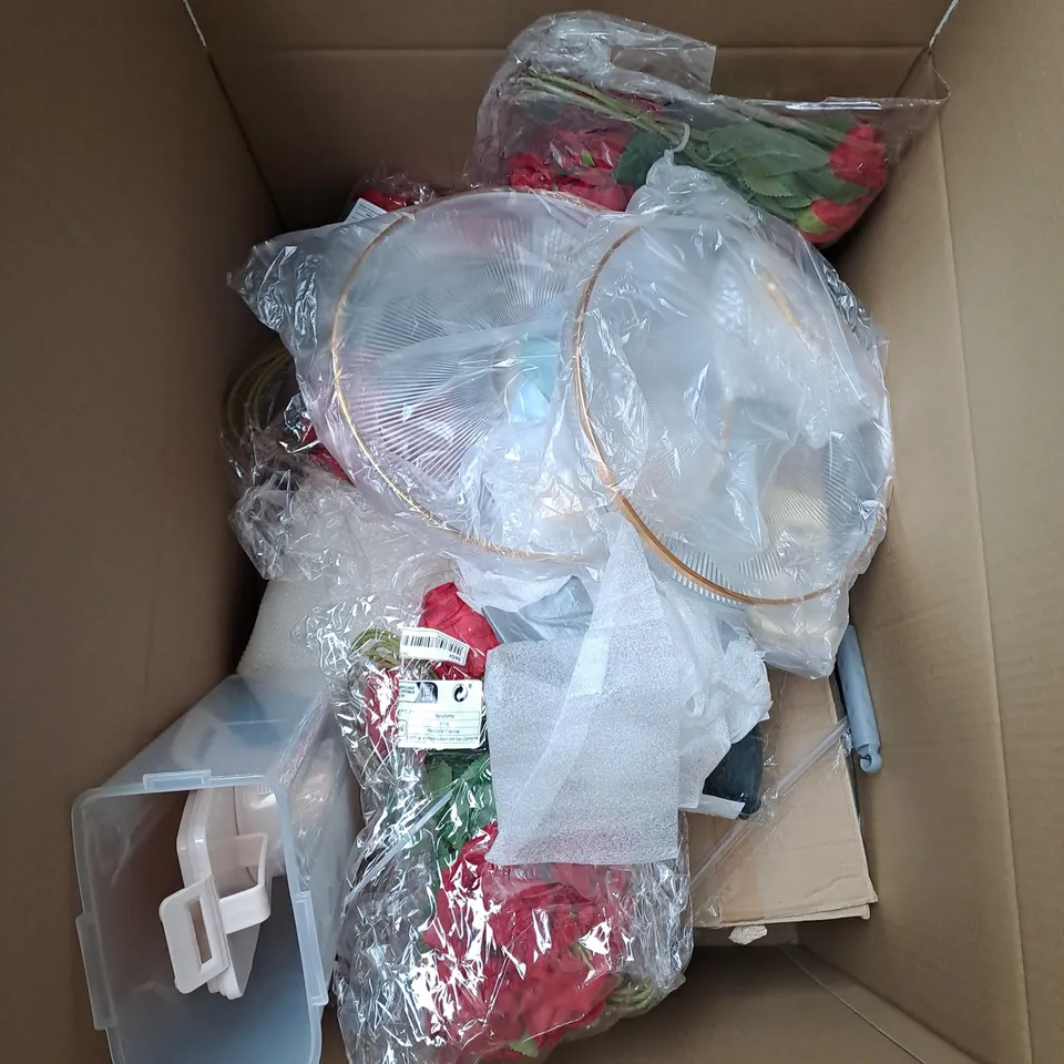 LARGE BOX OF ASSORTED HOUSEHOLD ITEMS TO INCLUDE ARTIFICIAL FLOWERS, FOOD STORAGE TUBS AND DOG TOYS