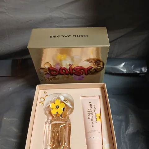 MARC JACOBS DAISY EAU SO FRESH GIFT SET – PERFUME & BODY LOTION 