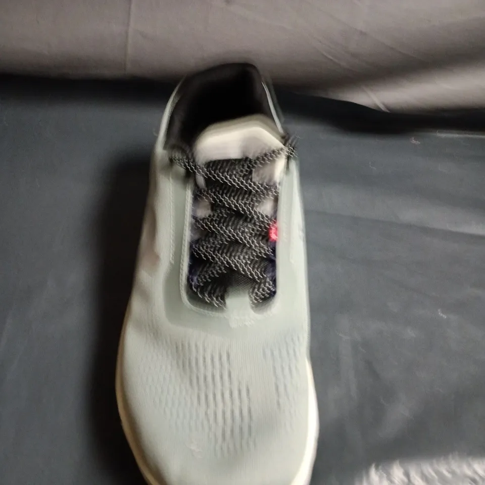 PAIR OF ON RUNNING GREY CLOUDRUNNER TRAINERS – SIZE UNSPECIFIED