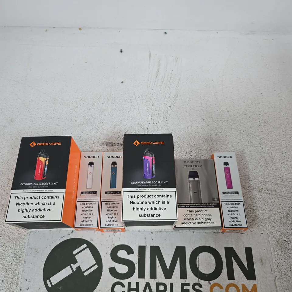 APPROXIMATELY 20 ASSORTED E-CIG PRODUCTS AND ACCESSORIES TO INCLUDE INNOKIN, GEEKVAPE