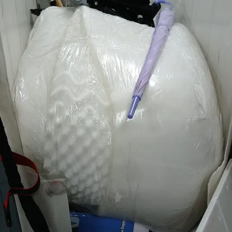 APPROXIMATELY 10 ASSORTED ITEMS TO INCLUDE MATTRESS PROTECTOR, UMBRELLA, STEPPER, ETC - COLLECTION ONLY