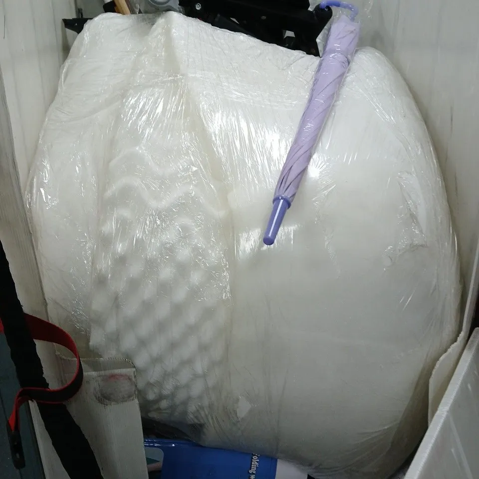 APPROXIMATELY 10 ASSORTED ITEMS TO INCLUDE MATTRESS PROTECTOR, UMBRELLA, STEPPER, ETC - COLLECTION ONLY