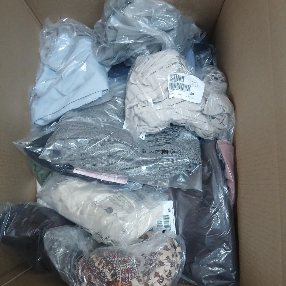 BOX OF APPROXIMATELY 20 ASSORTED CLOTHING ITEMS OF VARIOUS SIZES AND STYLES