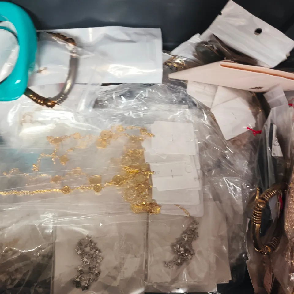 APPROXIMATELY 30 ASSORTED JEWELLERY ITEMS - COLLECTION ONLY
