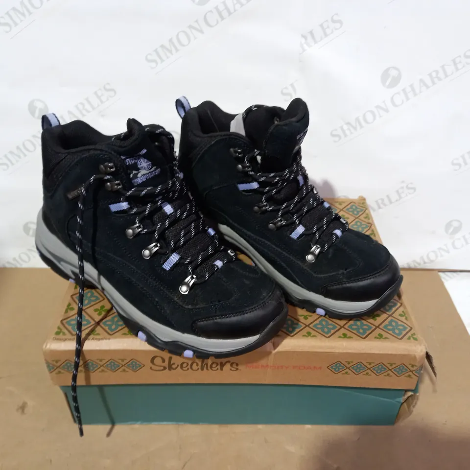 BOXED PAIR OF SKECHERS BLACK BOOTS- SIZE 6