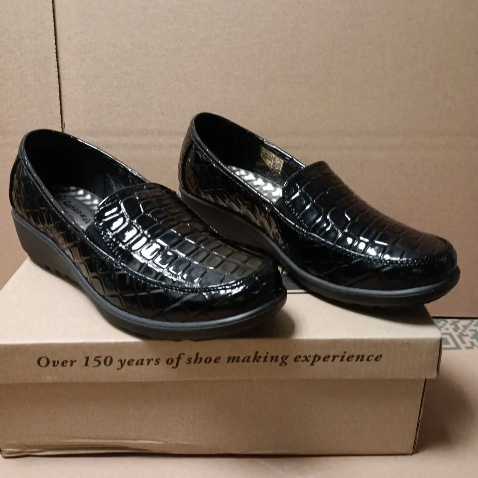 CUSHION WALK WOMEN'S BLACK CROC-EMBOSSED PATENT LEATHER LOAFERS SIZE 4
