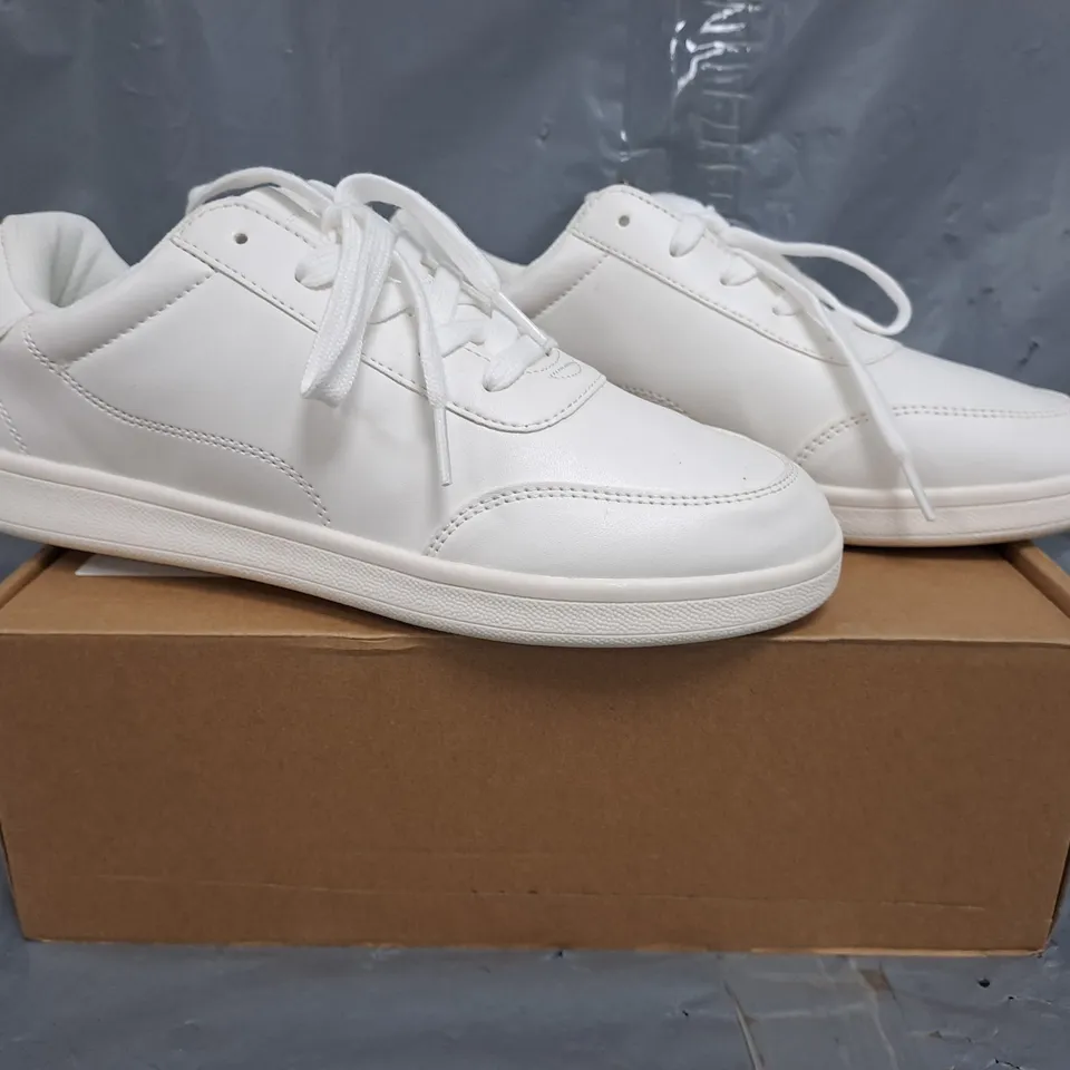 BOXED PAIR OF UNBRANDED SHOES IN WHITE SIZE UK 7