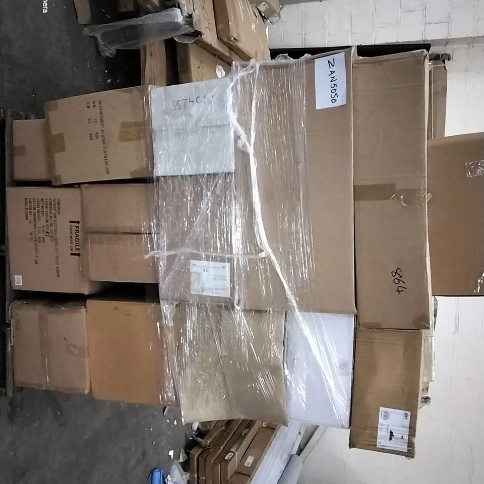 PALLET OF ASSORTED LIGHTING ITEMS
