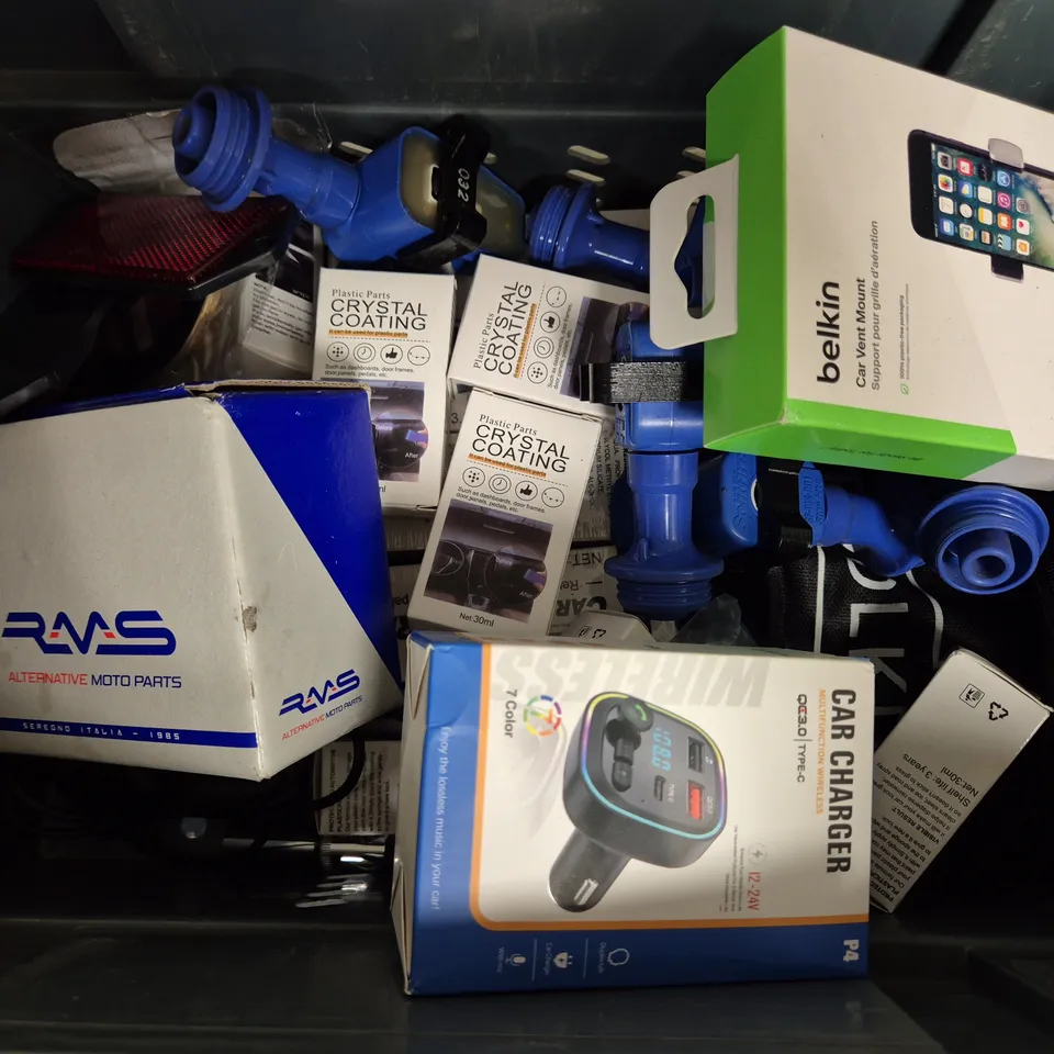 APPROXIMATELY 14 ASSORTED VEHICLE PARTS & ACCESSORIES TO INCLUDE CAR CHARGER, BELKIN CAR VENT MOUNT, CAR SCRATCH REMOVER, ETC