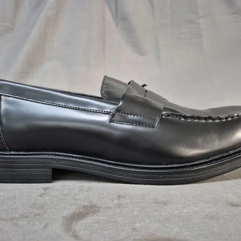 BOXED PAIR OF OFF THE HOOK LOAFERS IN BLACK UK SIZE 12